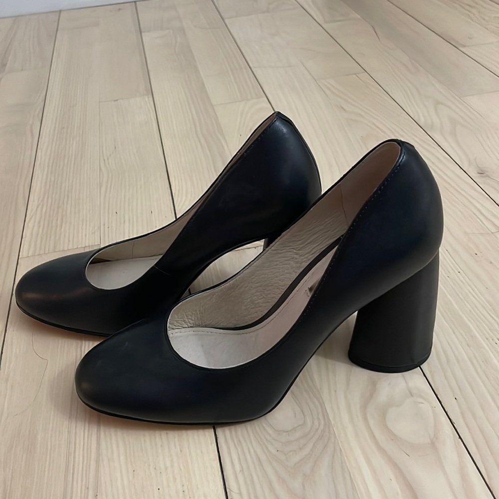 Louise et Cie Black Leather Round-toe Pumps - Sz 6